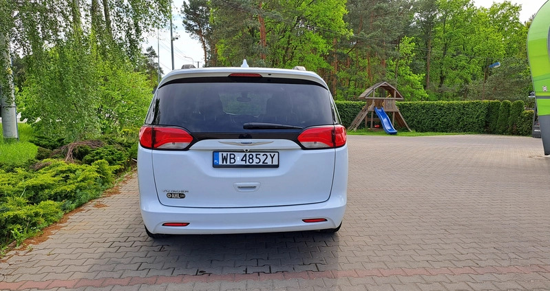 Chrysler Pacifica cena 99999 przebieg: 133000, rok produkcji 2020 z Warszawa małe 704